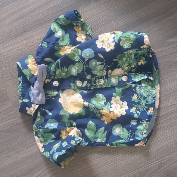 Old Navy / baby boy button up with bow tie / 0-3 months - Picture 2 of 5